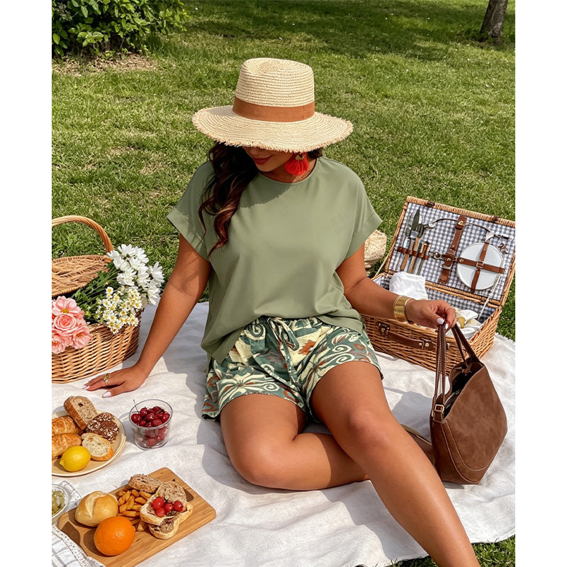 👕 LIMITED-TIME 50% OFF! ✨ Women's Plus Size 2-Piece Set – Batwing Top, Printed Shorts, Drawstring Waist 🌿