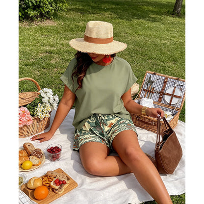 👕 LIMITED-TIME 50% OFF! ✨ Women's Plus Size 2-Piece Set – Batwing Top, Printed Shorts, Drawstring Waist 🌿