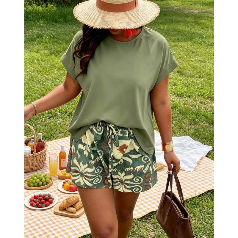 👕 LIMITED-TIME 50% OFF! ✨ Women's Plus Size 2-Piece Set – Batwing Top, Printed Shorts, Drawstring Waist 🌿